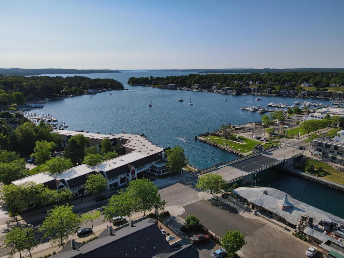 105 Edgewater Inn Charlevoix Exterior photo